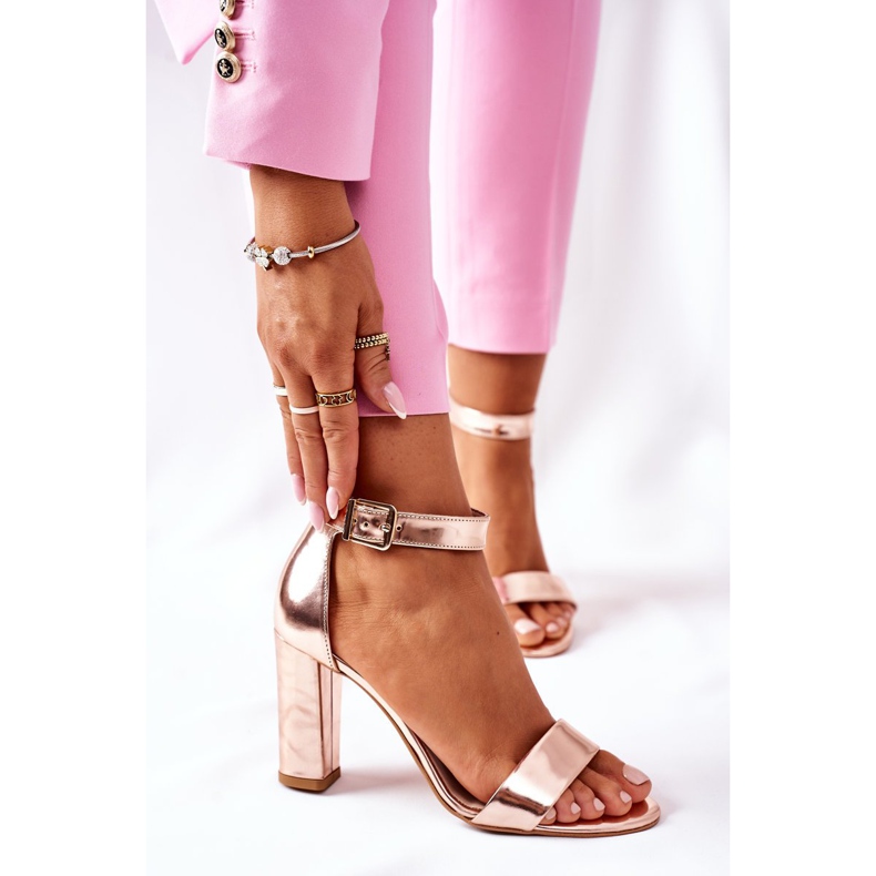 Sandale clasice din piele pe o bară Laura Messi 1760 Champagne roz 1