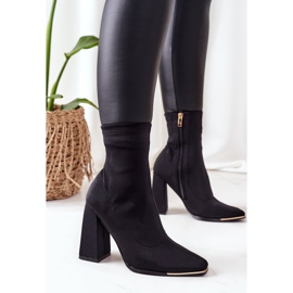 Cizme pe un post de tesatura elastica neagra Efect Wow negru 2