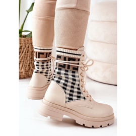 Muncitori ai țesăturii bej, poveste de dragoste negru 2