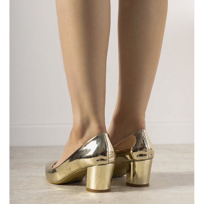 Pompele de aur pe stâlpul Harye 2