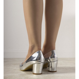 Pompe de argint pe stâlpul Harye 2