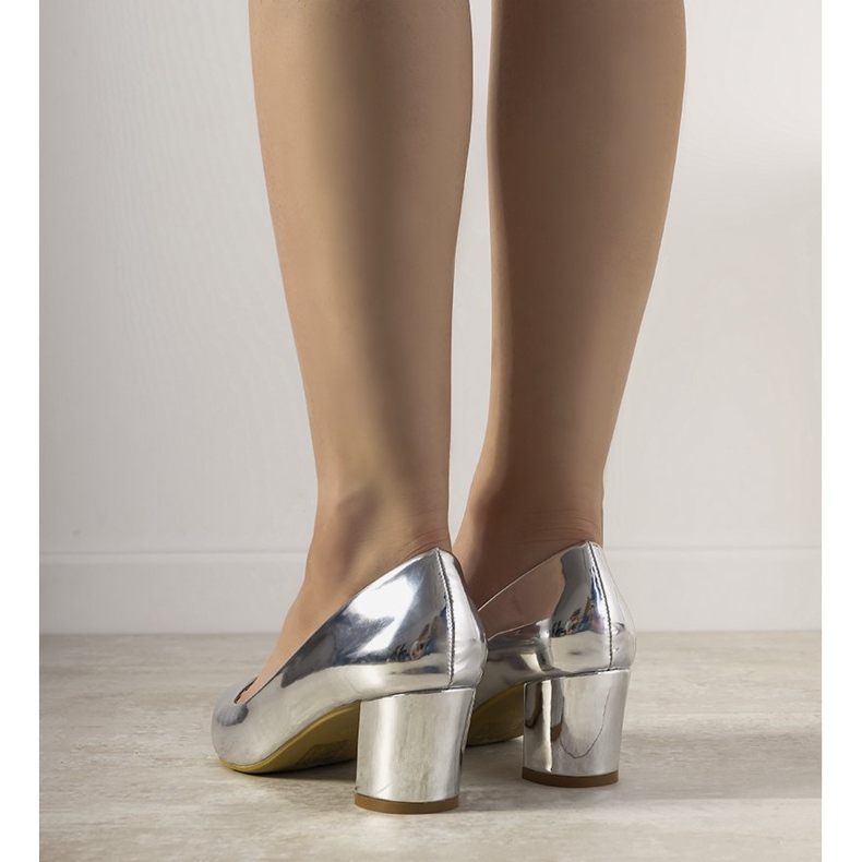 Pompe de argint pe stâlpul Harye 2