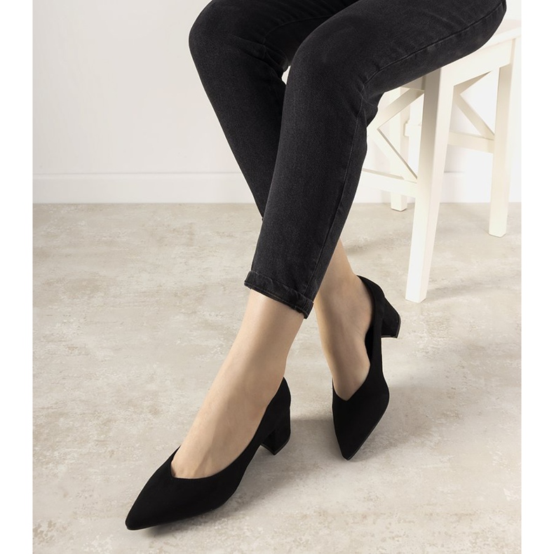 Pompe negre pe stâlpul Floren negru 1