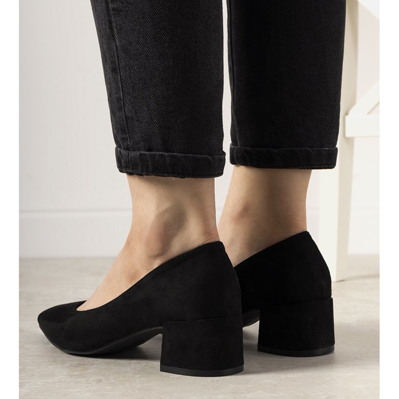 Pompe negre pe stâlpul Floren negru 2