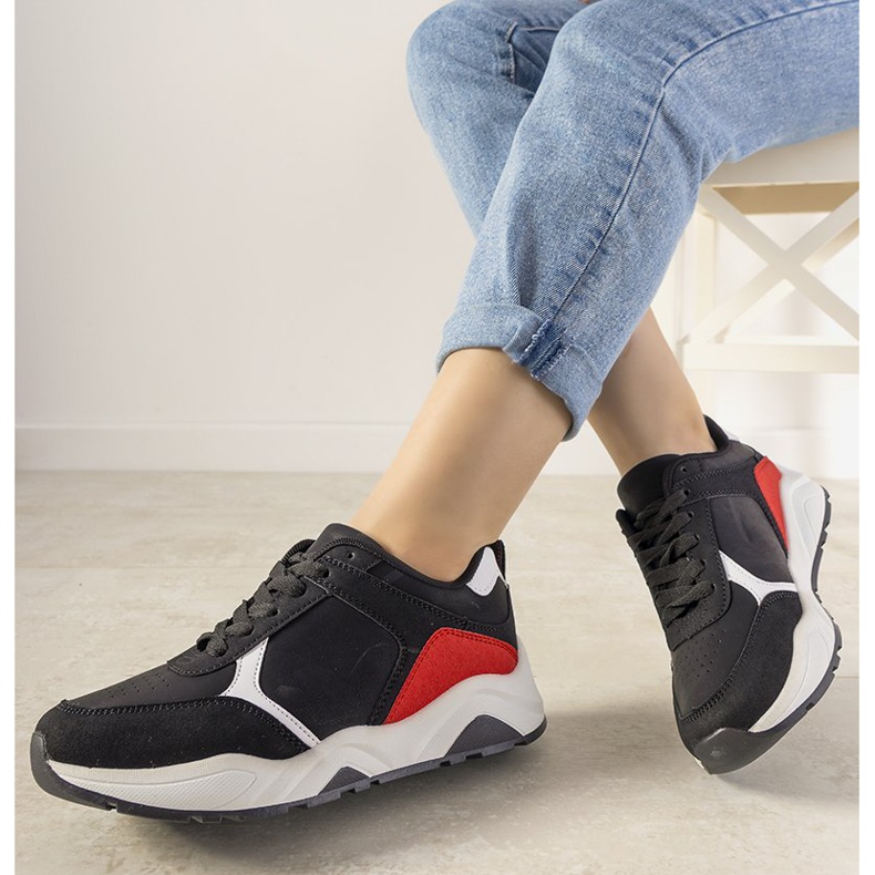 Adidași negri cu inserții roșii de antrenament negru roșu 1 Adidași negri cu inserții roșii de antrenament negru roșu 1