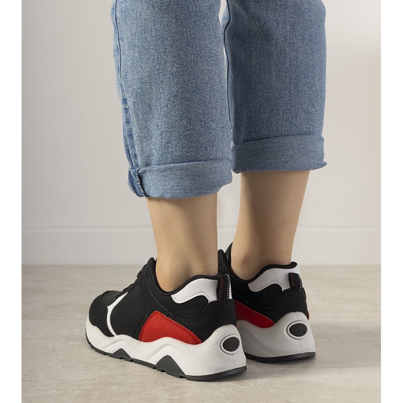 Adidași negri cu inserții roșii de antrenament negru roșu 2 Adidași negri cu inserții roșii de antrenament negru roșu 2