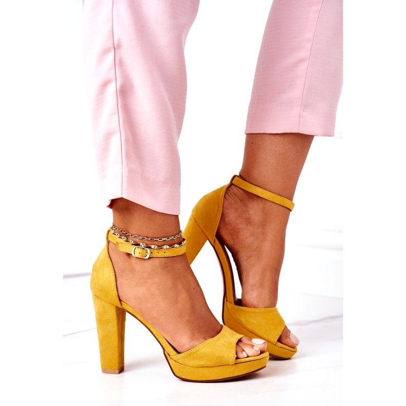 Sandale din piele de căprioară pentru femei pe postul galben 3