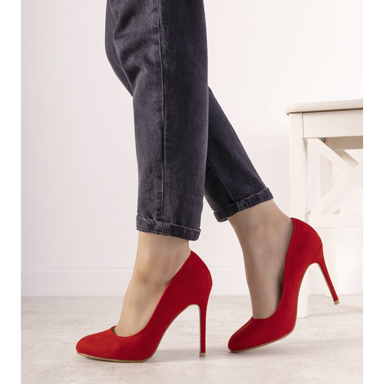 Pompele roșii pe un toc Dermeno roșu 2