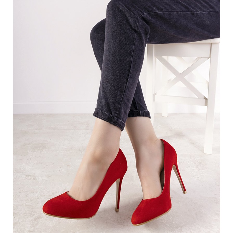 Pompele roșii pe un toc Dermeno roșu 1