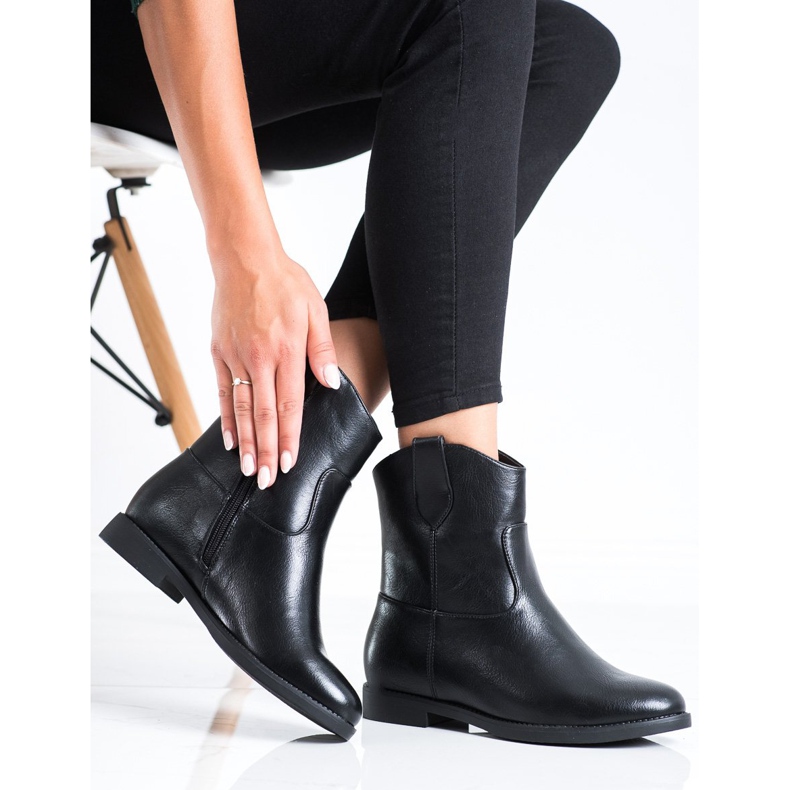 J. Star Cowgirls negre pe o pană negru 2