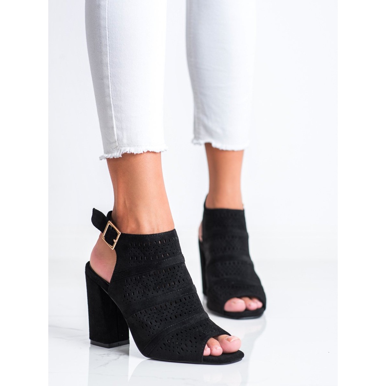 Renda Sandale ajurate pe un post negru 2