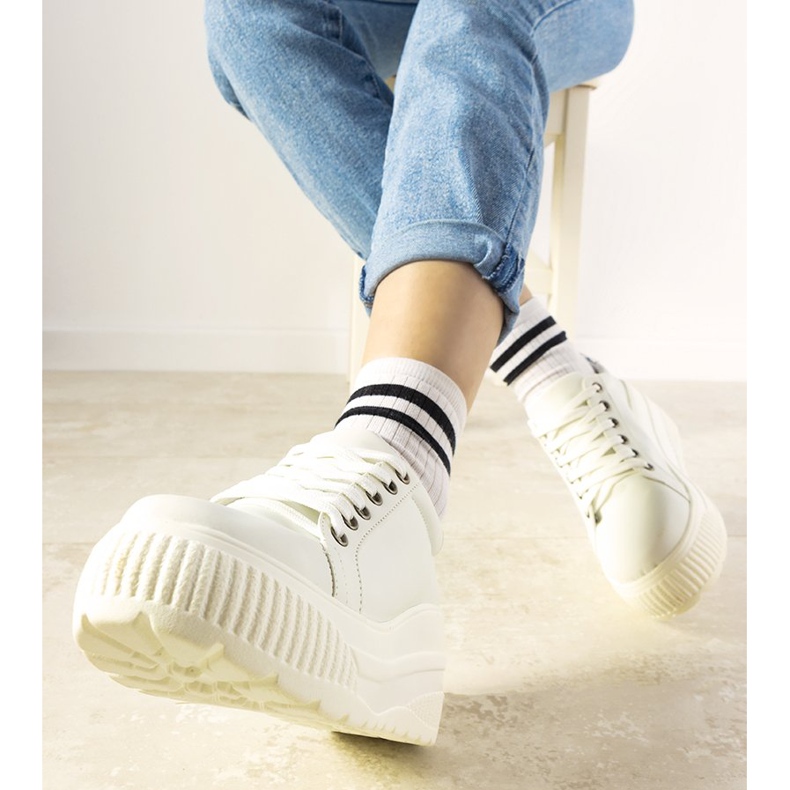 Adidași sport de culoare albă, cu talpă sub înaltă 1