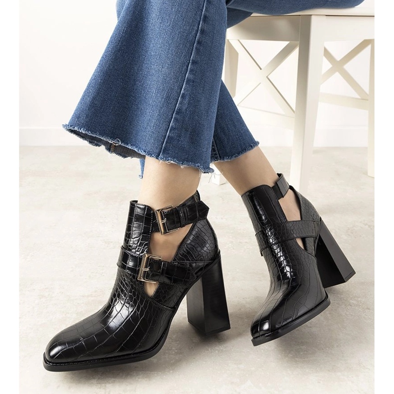 Cizme negre pe un post în modelul de piele de crocodil Maybelle negru 2 Cizme negre pe un post în modelul de piele de crocodil Maybelle negru 2