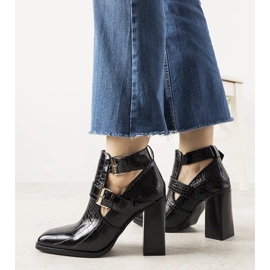 Cizme negre pe un post în modelul de piele de crocodil Maybelle negru 1 Cizme negre pe un post în modelul de piele de crocodil Maybelle negru 1