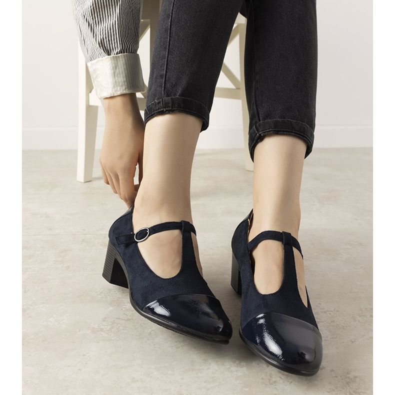 Pompă de culoare albastru marină pe un stâlp cu un deget de la varf de desert 1