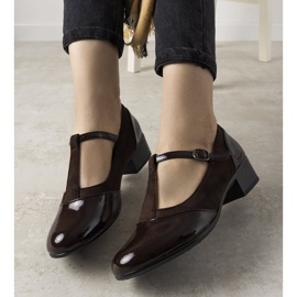 Pompă maro pe un stâlp cu un deget Manam lăcuit 1 Pompă maro pe un stâlp cu un deget Manam lăcuit 1