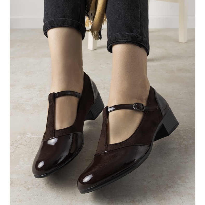 Pompă maro pe un stâlp cu un deget Manam lăcuit 1 Pompă maro pe un stâlp cu un deget Manam lăcuit 1