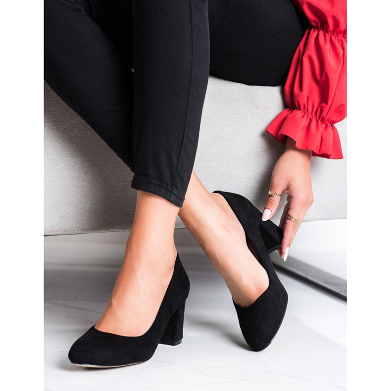 Sabatina Pompele pe un stâlp negru 2