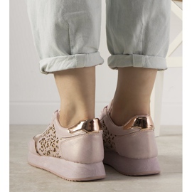 Adidași sport de culoare roz, cu un model de festival ajurat 1