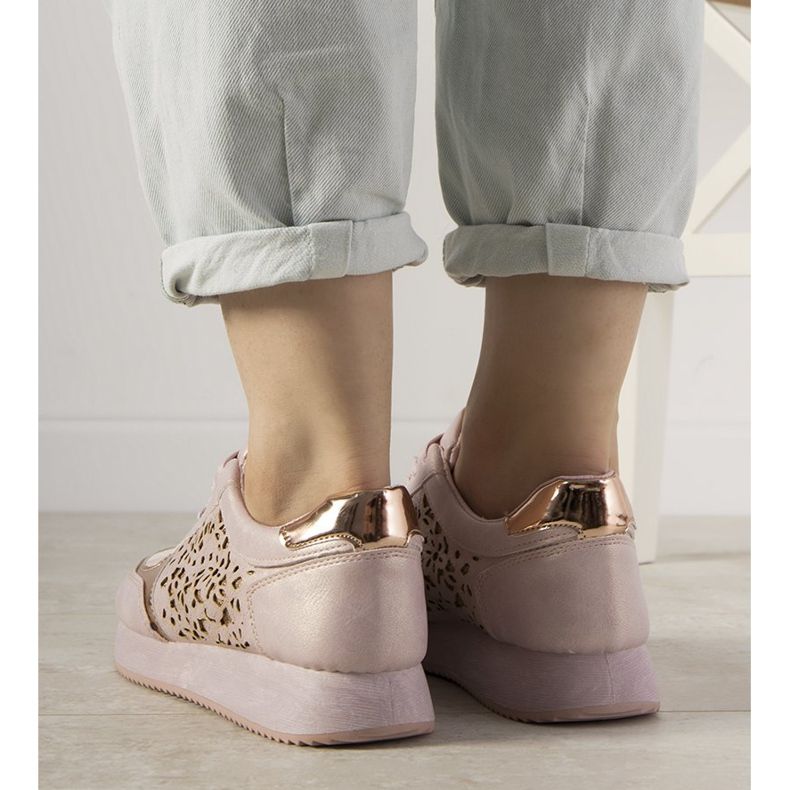 Adidași sport de culoare roz, cu un model de festival ajurat 1