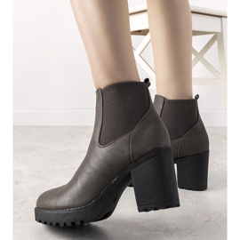 Botine maro pe stâlpul Brooke 1