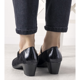 Pompele negre pe un stâlp cu un deget deget de la picior negru 1