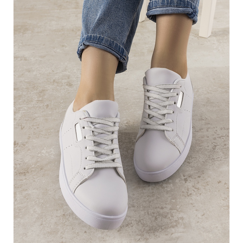 Adidași albi și argintii de la Boomshom 1