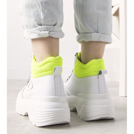 Adidași albi pe talpă de înaltă elocvență 2