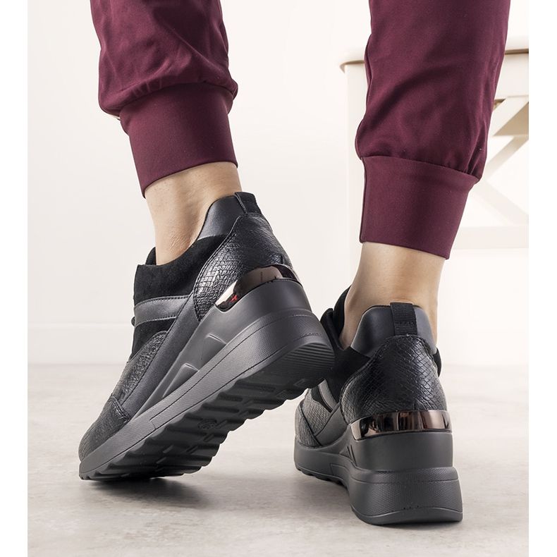 Adidași negri cu model de piele de șarpe de la Halsey negru 1