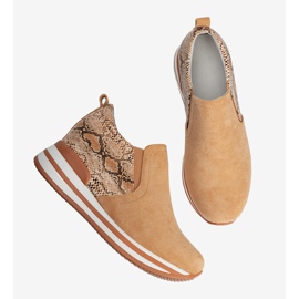 BM Adidași portocalii pe panoul Infinitale portocale 1