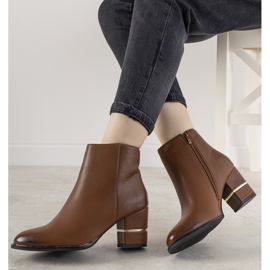 Ghete clasice maro pe postarea Arteaga 1