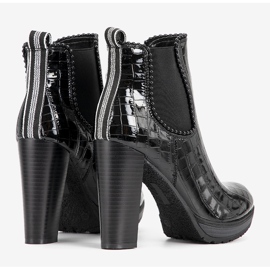 Ghete negre clasice pe postarea Moment negru 1