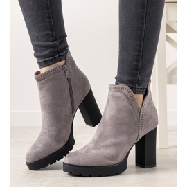 Cizme gri pe postul Bushido 1