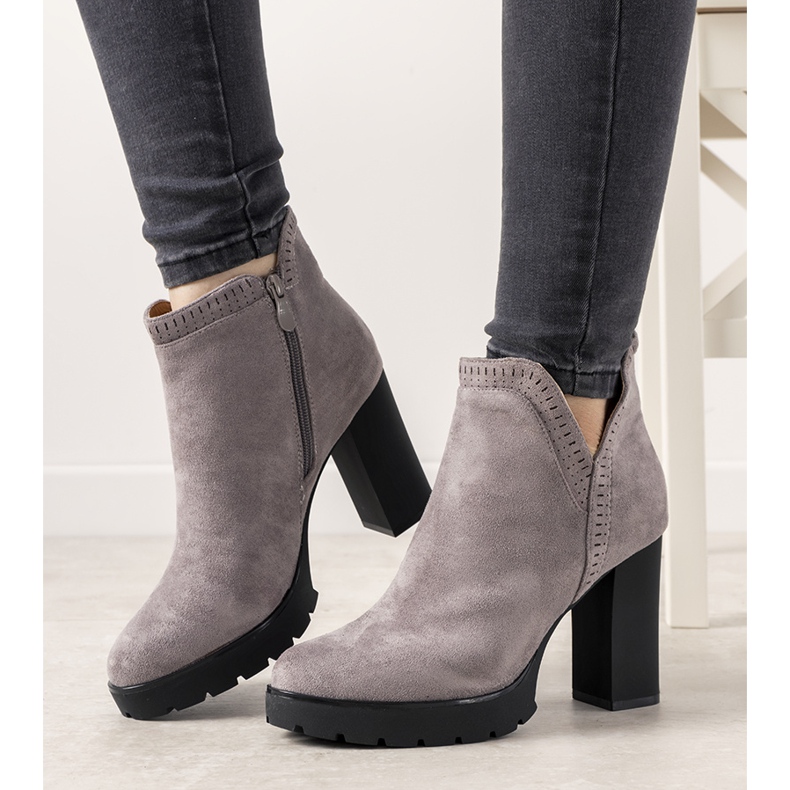 Cizme gri pe postul Bushido 1 Cizme gri pe postul Bushido 1