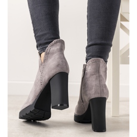 Cizme gri pe postul Bushido 2