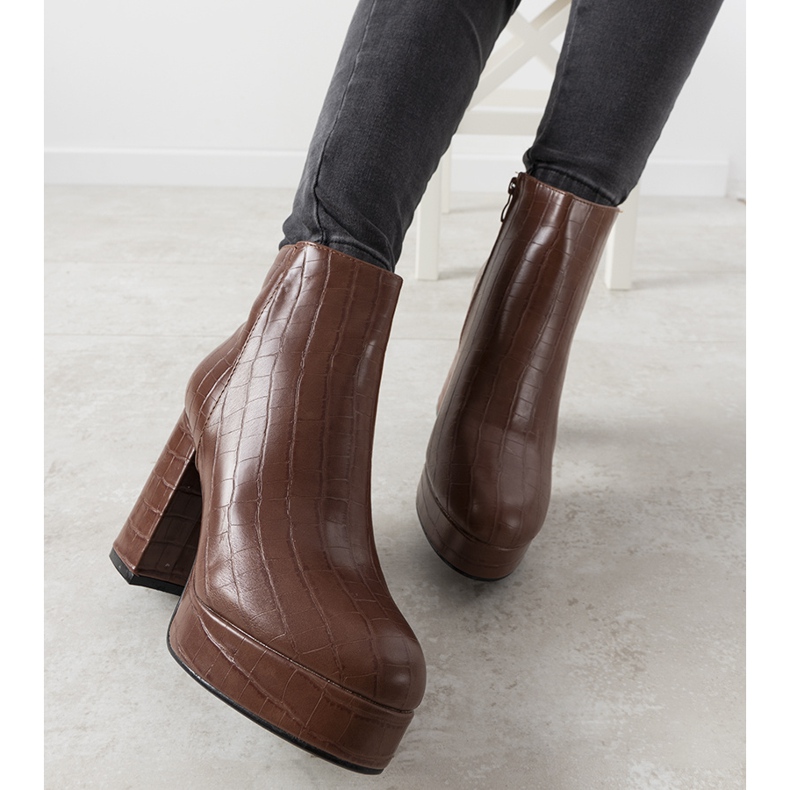 Cizme maro pe postarea lui Usinaya 1