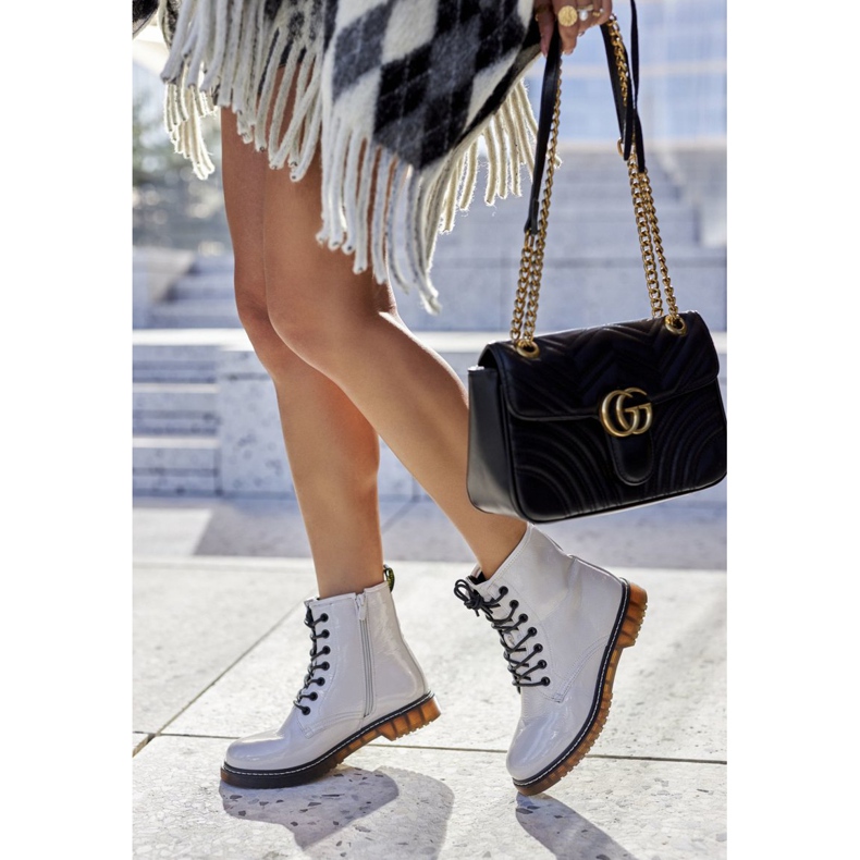 PE1 Ghete de muncitori lăcuite pe un suport alb cu glisor 2