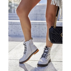 PE1 Ghete de muncitori lăcuite pe un suport alb cu glisor 1