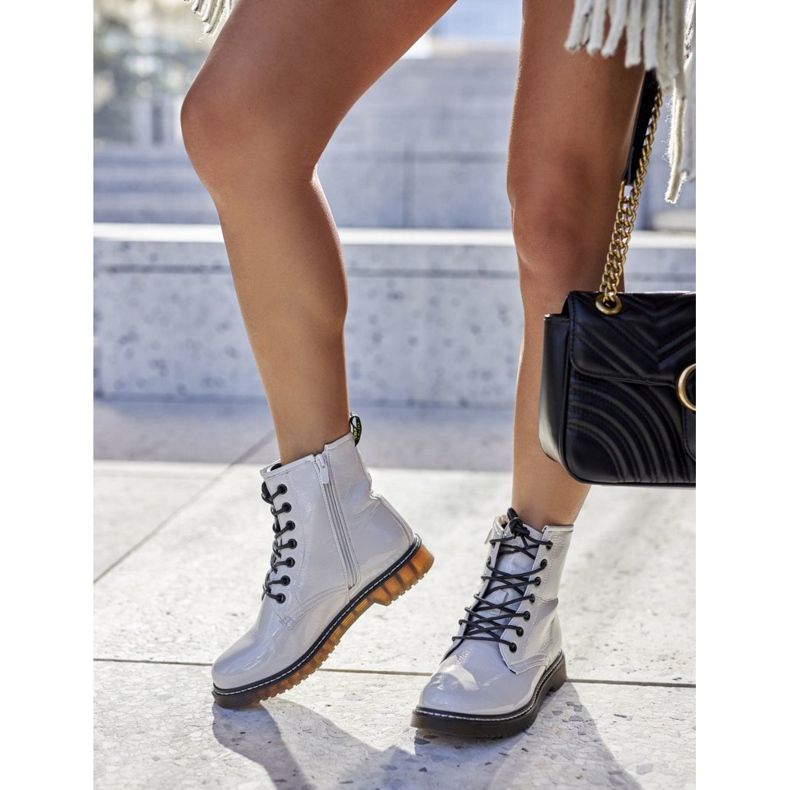 PE1 Ghete de muncitori lăcuite pe un suport alb cu glisor 1