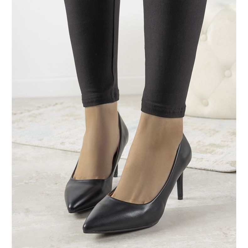 Pompă clasică neagră pe toc stiletto Isla negru 1