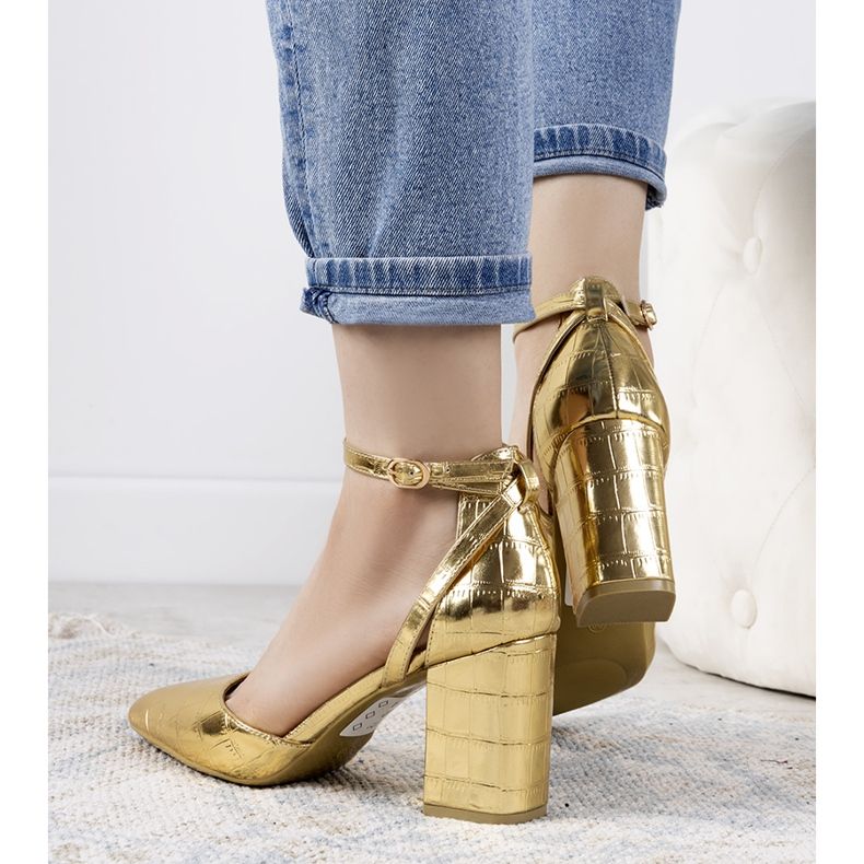 Pompele de aur pe stâlpul Davies 1