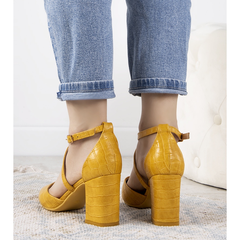 Pompe galbene pe stâlpul Strutt 1