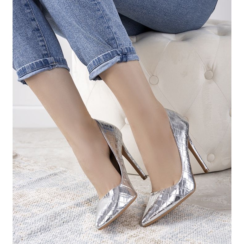 Pompele de argint pe un toc Thrower 1