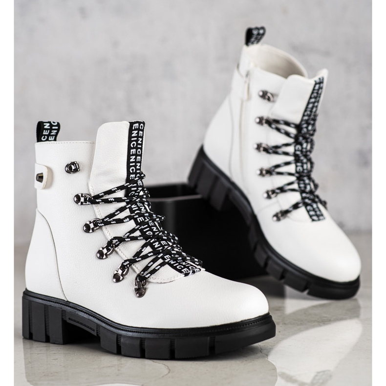 Muncitori albi pe platforma VINCEZA 1