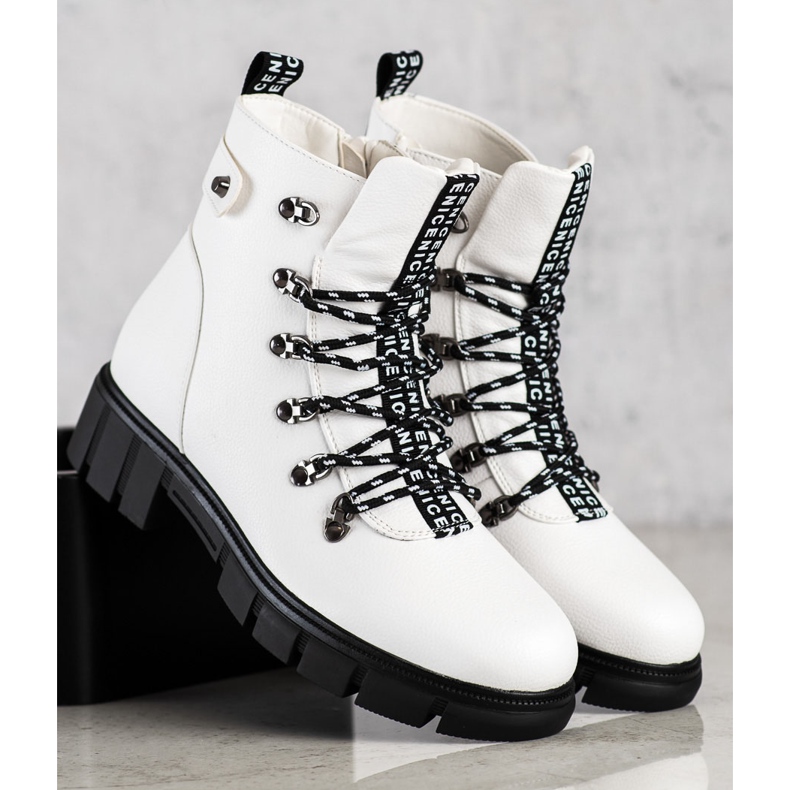 Muncitori albi pe platforma VINCEZA 2