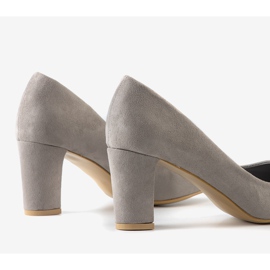 Pompele clasice gri pe postul Barrington 1