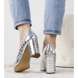 Pompe de argint pe stâlpul Cowen 1