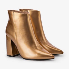 Botine aurii pe stâlpul Stomp de aur 4