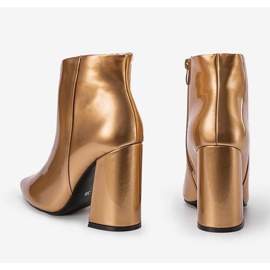 Botine aurii pe stâlpul Stomp de aur 5