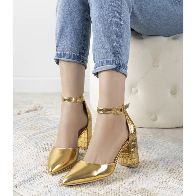 Pompele de aur pe stâlpul Ayers 1